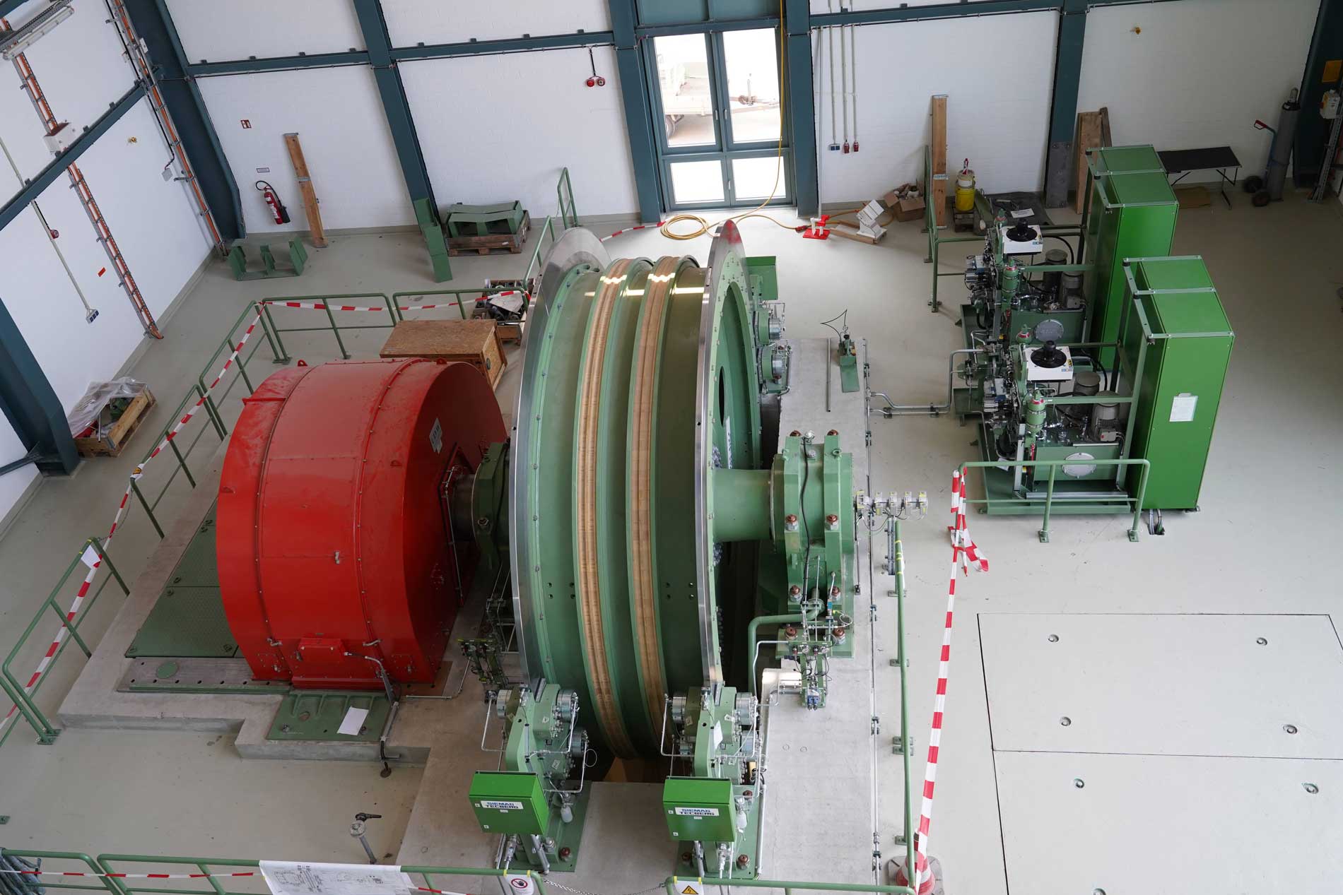 In a hall there is a winding engine without attached rope