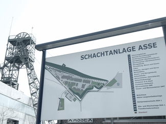 Auf der Informationstafel am Eingang der Schachtanlage ist ein Lageplan zu sehen.