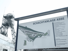 Auf der Informationstafel am Eingang der Schachtanlage ist ein Lageplan zu sehen.