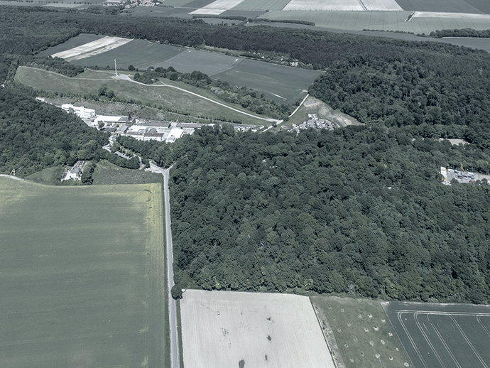 Luftbild der Schachtanlage Asse mit Infostelle des BfS