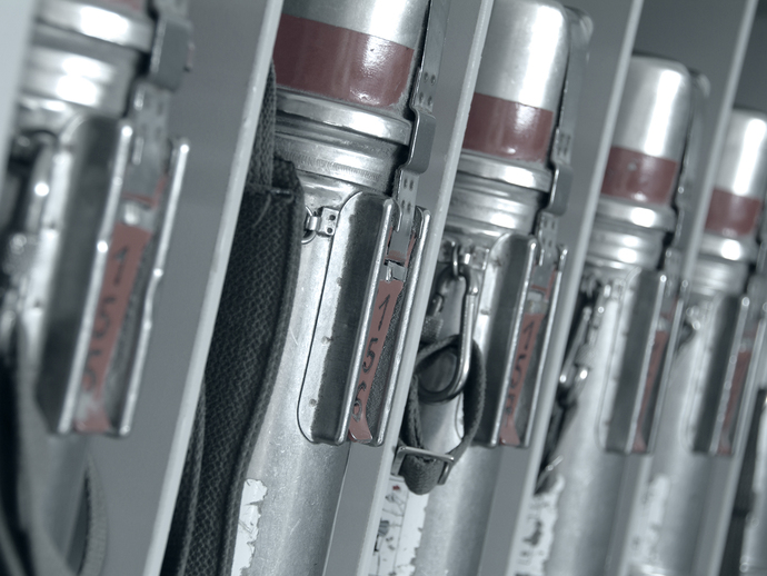 Selbstretter in Regalen aufgereiht Selbstretter in Regalen aufgereiht