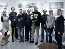 Jessica Hartwig und Manuel Wilmanns begrüßen Besucher in der Infostelle Asse, darunter auch den 30.000 Besucher Hans-Hermann Niemann aus Sickte