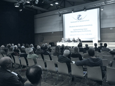 Blick über die Zuschauer auf das Podium der Infoveranstaltung am 25.09.2012