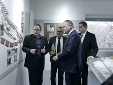 Ministerpräsident Stephan Weil und BfS-Vizepräsident Norbert Nimbach bei einem Rundgang durch die Ausstellung in der Infostelle Ministerpräsident Stephan Weil und BfS-Vizepräsident Norbert Nimbach bei einem Rundgang durch die Ausstellung in der Infostelle