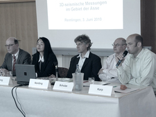 BfS-Expertinnen und Experten sowie Mitarbeiter an der 3D-Seismik beteiligter Firmen informieren Bürgerinnen und Bürger