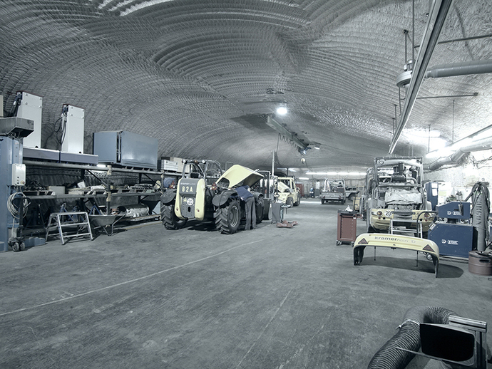 In einer Halle unter Tage werden Fahrzeuge gewartet. In einer Halle unter Tage werden Fahrzeuge gewartet.