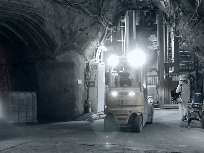 Der Förderkorb bringt die Bergleute in die Tiefe. Der Förderkorb bringt die Bergleute in die Tiefe.