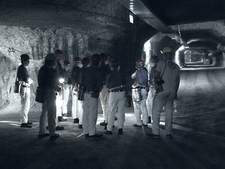 Eine Besuchergruppe in 750m unter Tage