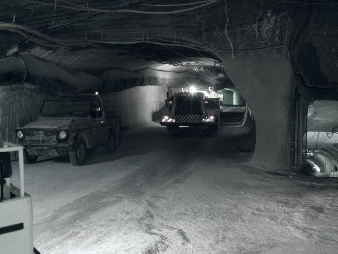 Fahrzeuge an einer Streckenkreuzung unter Tage. Fahrzeuge an einer Streckenkreuzung unter Tage.