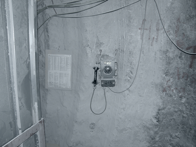 Ein Telefon an der Stollenwand. Ein Telefon an der Stollenwand.