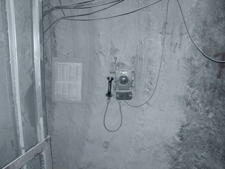 Ein Telefon an der Stollenwand. (Bild anzeigen)