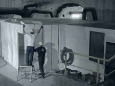 Aufgebaute Messcontainer und Aufbau der Einhausung zur Abtrennung des Arbeitsbereichs