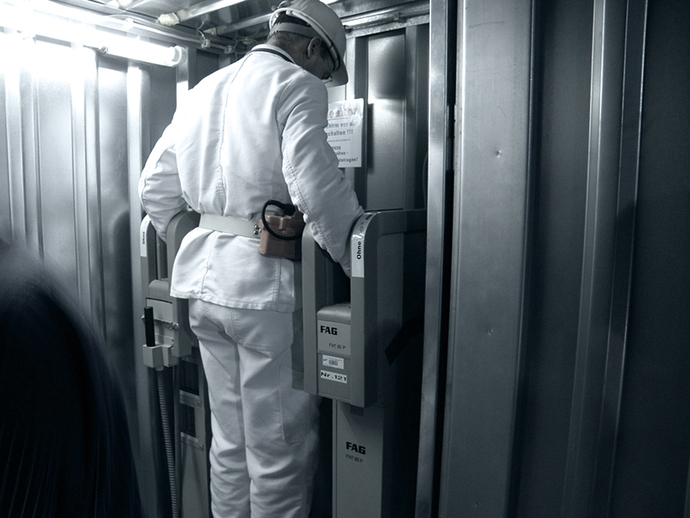 Mitarbeiter bei der Kontaminationskontrolle Mitarbeiter bei der Kontaminationskontrolle