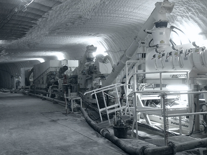 Mit der semimobilen Baustoffanlage wird Sorelbeton für die Firstspaltverfüllung hergestellt Mit der semimobilen Baustoffanlage wird Sorelbeton für die Firstspaltverfüllung hergestellt