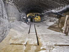 Sohlenschlitze auf der 750-Meter-Sohle vor dem westlichen Zugang zur Einlagerungskammer 8