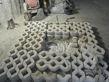Aus Sorelbetonsteinen wird ein Stückbauwerk um eine Lösungsfassungsstelle gebaut
