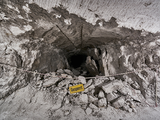 An dieser Stelle in 750 Metern Tiefe (2. südliche Richtstrecke nach Westen) werden die schädigenden Kräfte im Bergwerk und die Notwendigkeit der Verfüllung besonders deutlich An dieser Stelle in 750 Metern Tiefe (2. südliche Richtstrecke nach Westen) werden die schädigenden Kräfte im Bergwerk und die Notwendigkeit der Verfüllung besonders deutlich