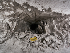 An dieser Stelle in 750 Metern Tiefe (2. südliche Richtstrecke nach Westen) werden die schädigenden Kräfte im Bergwerk und die Notwendigkeit der Verfüllung besonders deutlich