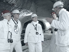 BfS President Wolfram König (right) explains to Federal Environment Minister Barbara Hendricks (third from left) the challenges associated with the Asse project