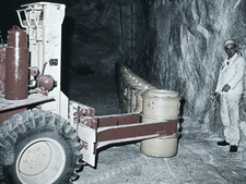 Storage of drums containing radioactive waste in an upright position (1967)