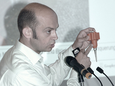 Tobias Karp, GGD project manager shows a geophone