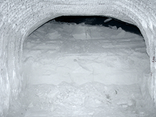 Roof cleft in the access area of a former mining chamber (2009)