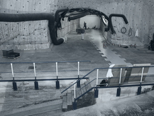 Staff of the Asse-GmbH lay decontaminable floor plates in front of emplacement chamber 7