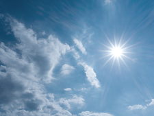 Sonne am Himmel mit Schäfchenwolken Sonne am Himmel mit Schäfchenwolken