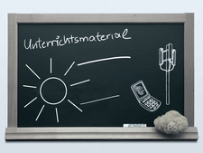 Tafel mit Schriftzug "Unterrichtsmaterial"