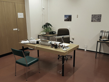 Ein Büro mit altmodischer Einrichtung