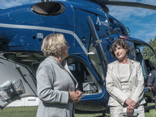 BfS-Präsidentin Inge Paulini informiert Bundesumweltministerin Svenja Schulze über hubschraubergestützte Messtechnik
