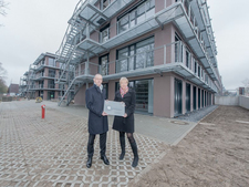 Der Hauptstellenleiter Facility Management bei der BImA Wolfgang Blaurock übergibt den Schlüssel an die Verwaltungsleiterin des BfS Martina Hagemann