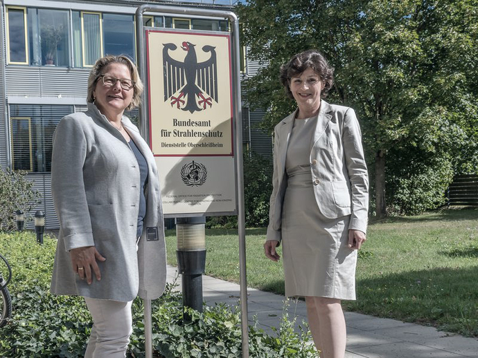 Bundesumweltministerin Svenja Schulze (links) und BfS-Präsidentin Dr. Paulini (rechts) vor einem Hubschrauber der Bundespolizei Bundesumweltministerin Svenja Schulze (links) und BfS-Präsidentin Dr. Paulini (rechts) vor einem Hubschrauber der Bundespolizei