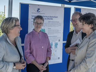 Bundesumweltministerin Svenja Schulze, BfS-Präsidentin Dr. Inge Paulini, Dr. Michaela Kreuzer (BfS) und Dr. Thomas Jung (BfS) im Gespräch (Bild anzeigen)