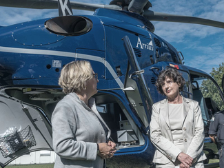 Bundesumweltministerin Svenja Schulze (links) und BfS-Präsidentin Dr. Paulini (rechts) vor einem Hubschrauber der Bundespolizei (Bild anzeigen)