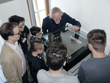 Schüler bekommen an einer Nebelkammer den Zerfall radioaktiver Partikel vorgeführt