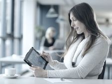 Eine Frau bei der Nutzung eines Tablets