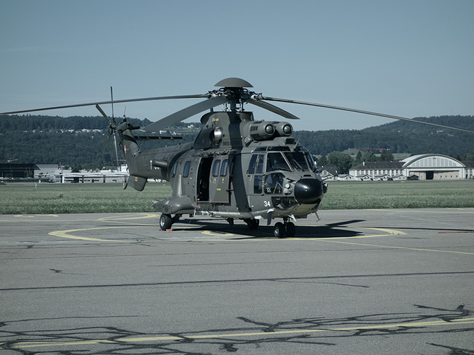 Hubschrauber auf einem Landeplatz