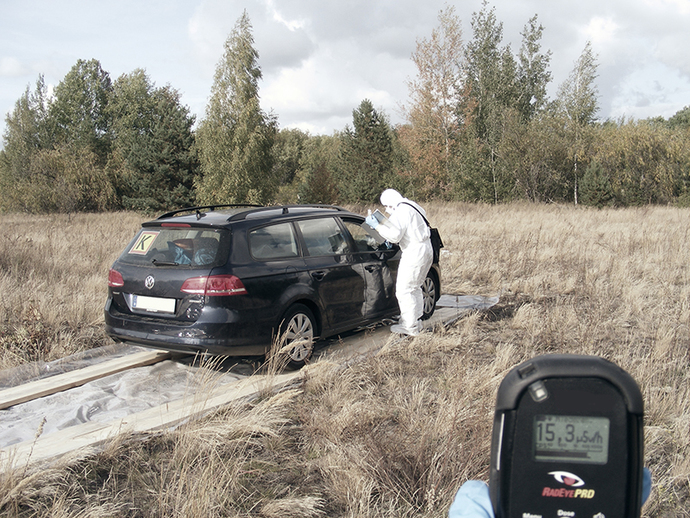 Auf einem Fahrweg aus Holzbohlen wird der Abschirmfaktor eines Fahrzeugs bestimmt Auf einem Fahrweg aus Holzbohlen wird der Abschirmfaktor eines Fahrzeugs bestimmt