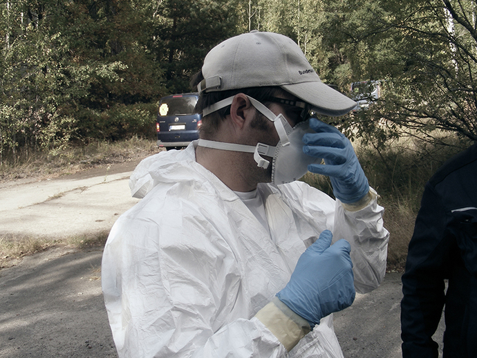 Anlegen der Atemschutzmaske Anlegen der Atemschutzmaske