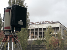  In-Situ-Gammaspektrometer vor einem verfallenen Gebäude