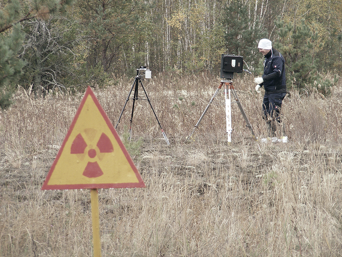 Messung der Radioaktivität in der Sperrzone rund um das havarierte Kernkraftwerk Tschernobyl mit zwei verschiedenen Typen von Gammaspektrometern – im Vordergrund warnt ein Schild vor erhöhter Radioaktivität Messung der Radioaktivität in der Sperrzone rund um das havarierte Kernkraftwerk Tschernobyl mit zwei verschiedenen Typen von Gammaspektrometern – im Vordergrund warnt ein Schild vor erhöhter Radioaktivität