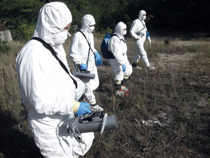 Das Team geht mit tragbaren ODL-Messgeräten durchs Gelände Das Team geht mit tragbaren ODL-Messgeräten durchs Gelände