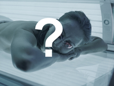 Fraum Im Solarium mit Fragezeichen