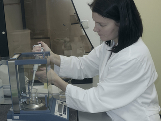 Calibration pipette with analytical balance