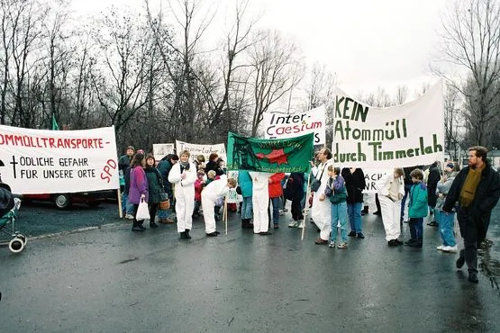 Proteste beim Erörterungstermin Konrad Eine Gruppe von Personen demonstriert mit Schildern und Transparenten