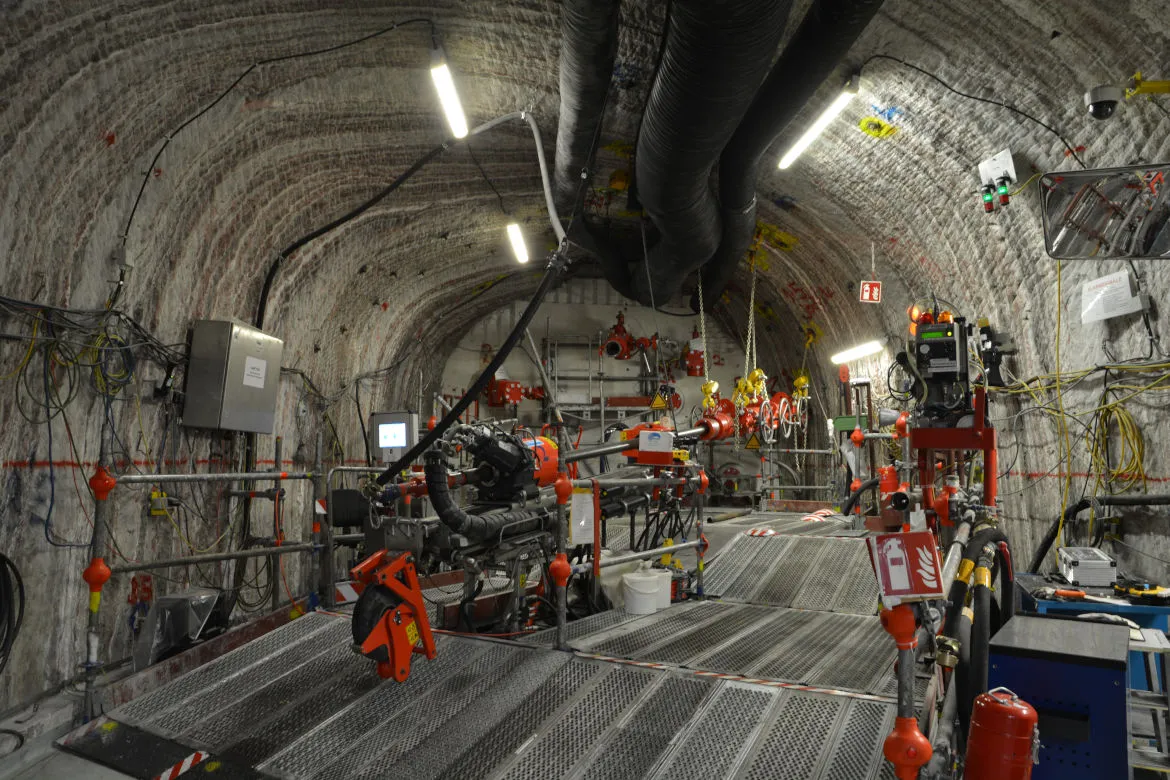 Bohrort der Faktenerhebung an Einlagungskammer 7 Die Abbildung zeigt das Bohrort zur Erkundung der Einlagerungskammer 7 der 750-Meter-Ebene. Die bohrtechnische Erkundung der Einlagerungskammer ist abgeschlossen. Das gesamte abgebildete Equipment wurde auf Kontaminationsfreiheit geprüft und wird jetzt demontiert.