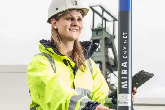 Eine Studentin des dualen Studienganges "Sicherheitswesen" mit dem Schwerpunkt Strahlenschutz erfasst Daten einer Sonde Eine duale Studentin erfasst Daten einer Sonde auf einem Endlager-Gelände