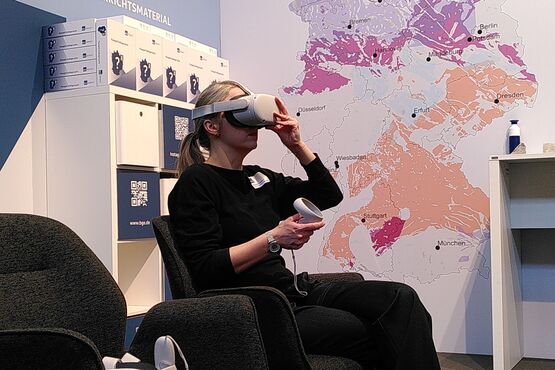 didacta 2024: Viele Besucher*innen interessierten sich für die VR-Brillen der BGE und ihre virtuellen 360-Grad-Rundgänge
