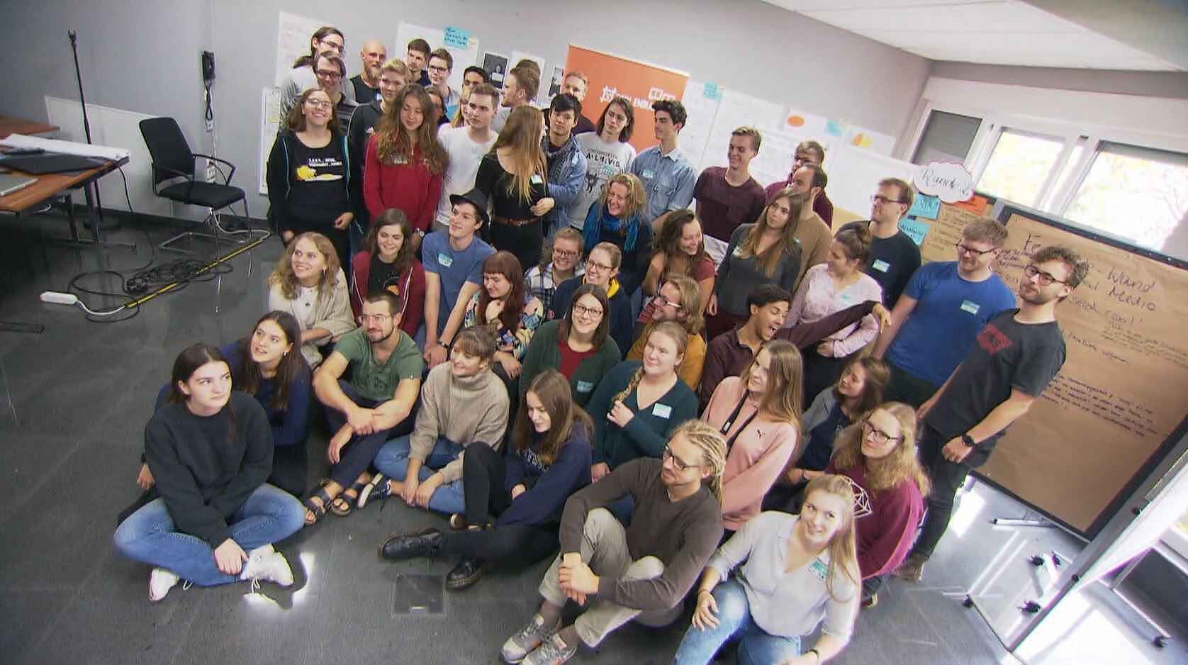 Eine Gruppe junger Leute posiert für ein gemeinsames Foto